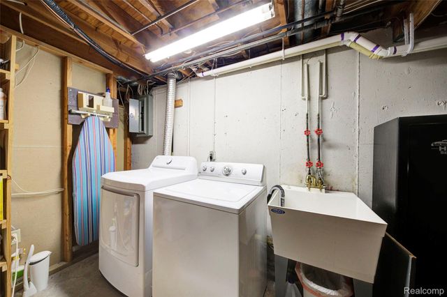 1817 S Pasadena Avenue, York Charter Township, MI 48198