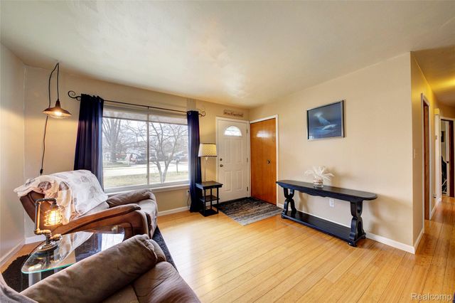 1817 S Pasadena Avenue, York Charter Township, MI 48198