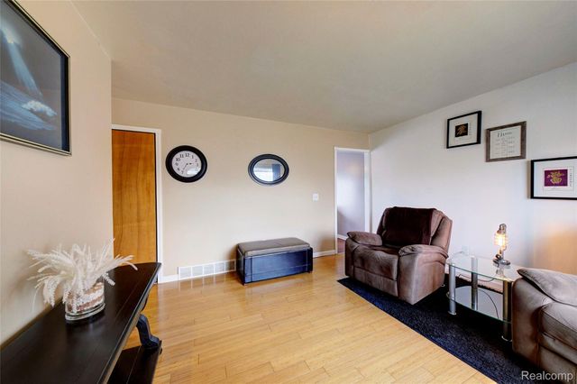 1817 S Pasadena Avenue, York Charter Township, MI 48198