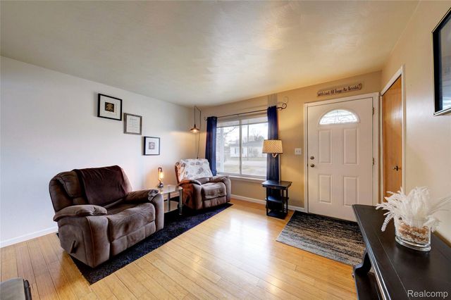 1817 S Pasadena Avenue, York Charter Township, MI 48198