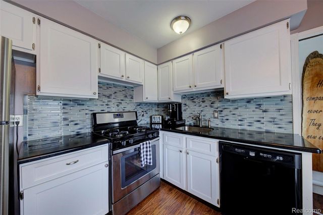 1817 S Pasadena Avenue, York Charter Township, MI 48198