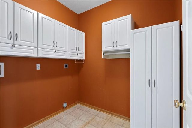 5735 Cottonwood Street, Shawnee, KS 66216