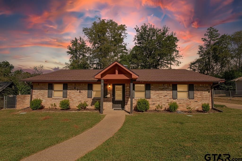 213 Treetop Lane, Hideaway, TX 75771