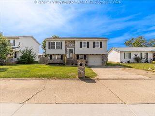 105 Hampton Lane, Hurricane, WV 25526