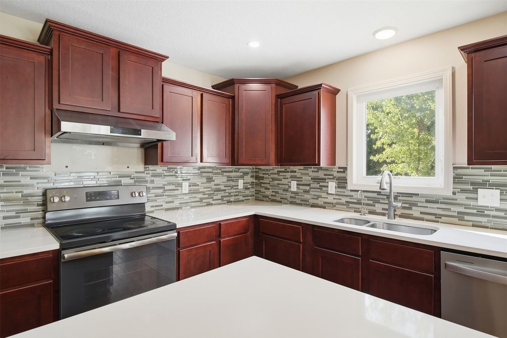 Image 10 of property listing at 307 SW 50th Street, Ankeny, IA 50023