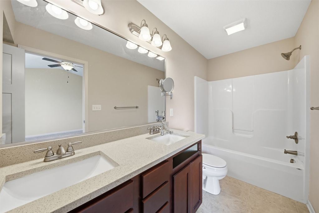 Image 19 of property listing at 307 SW 50th Street, Ankeny, IA 50023