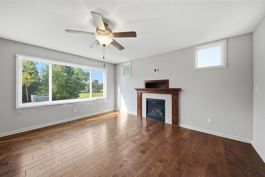 Image 4 of property listing at 307 SW 50th Street, Ankeny, IA 50023