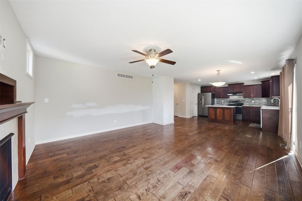 Image 6 of property listing at 307 SW 50th Street, Ankeny, IA 50023