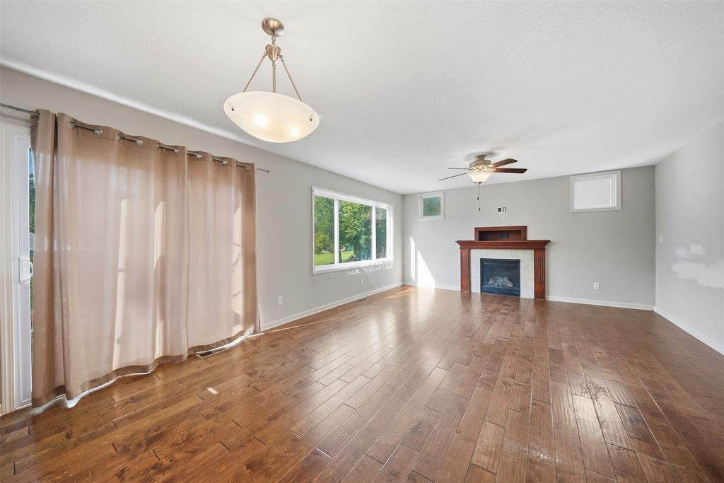 Image 7 of property listing at 307 SW 50th Street, Ankeny, IA 50023