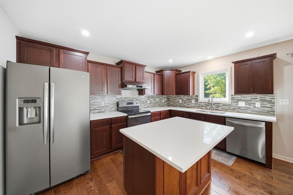 Image 8 of property listing at 307 SW 50th Street, Ankeny, IA 50023