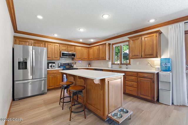 4736 S Stewart Avenue, Springfield, MO 65804