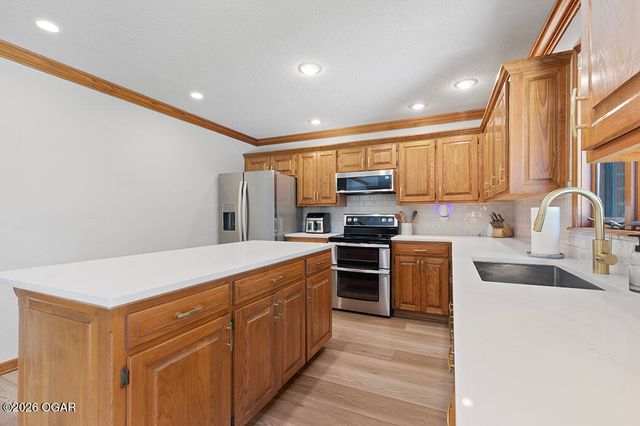4736 S Stewart Avenue, Springfield, MO 65804