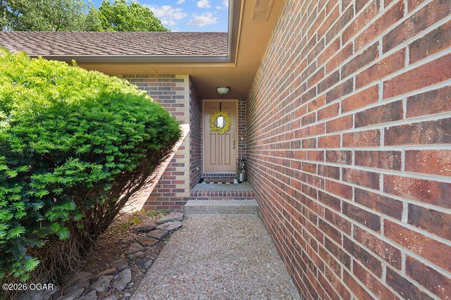 4736 S Stewart Avenue, Springfield, MO 65804