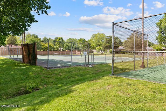 4736 S Stewart Avenue, Springfield, MO 65804