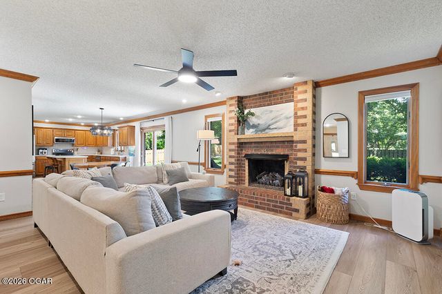 4736 S Stewart Avenue, Springfield, MO 65804