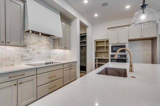 2799 N Curtis Ct, Wichita, KS 67205