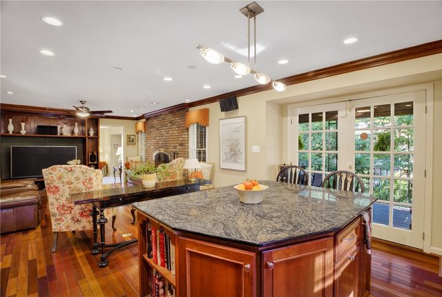 704 Scrubgrass Rd, Mt Lebanon, PA 15243