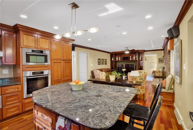 704 Scrubgrass Rd, Mt Lebanon, PA 15243