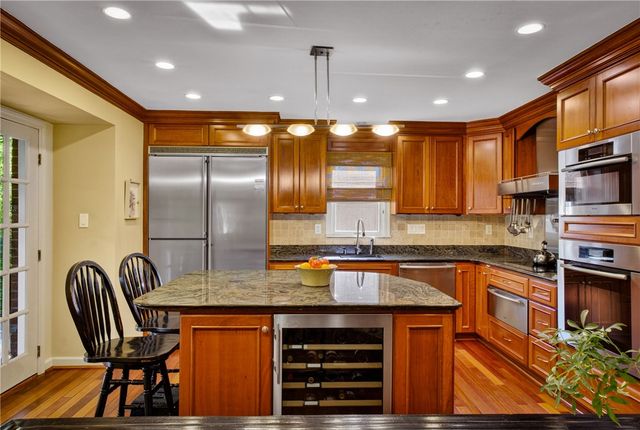 704 Scrubgrass Rd, Mt Lebanon, PA 15243