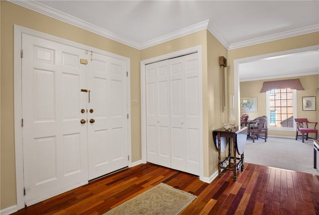 704 Scrubgrass Rd, Mt Lebanon, PA 15243