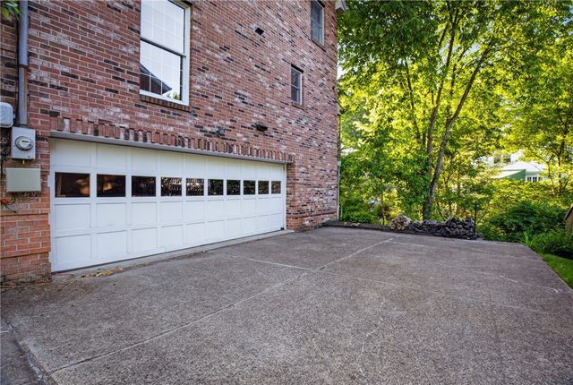 704 Scrubgrass Rd, Mt Lebanon, PA 15243