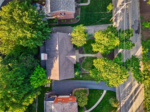704 Scrubgrass Rd, Mt Lebanon, PA 15243