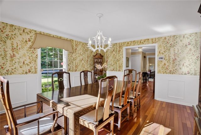 704 Scrubgrass Rd, Mt Lebanon, PA 15243