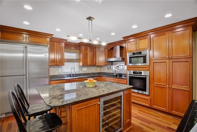 704 Scrubgrass Rd, Mt Lebanon, PA 15243