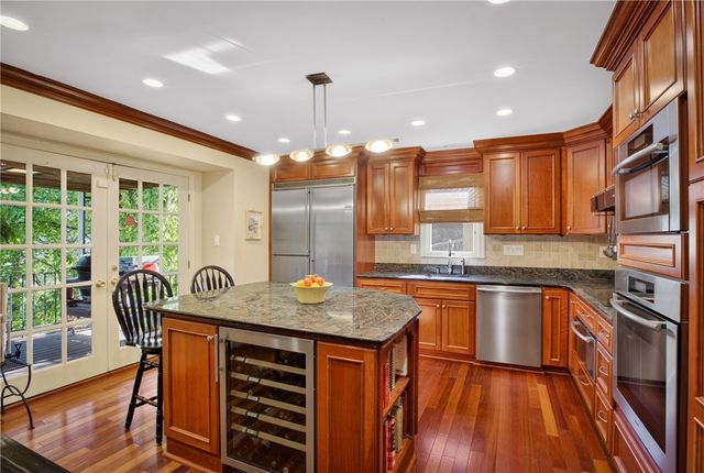 704 Scrubgrass Rd, Mt Lebanon, PA 15243