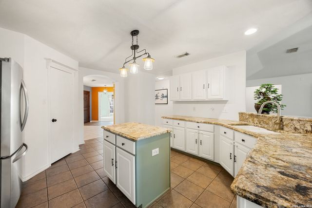 5803 ROLLING FOREST DR, San Antonio, TX 78250