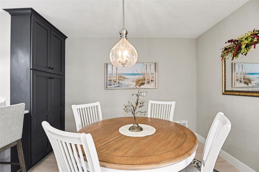 Image 8 of property listing at 543 BELVEDERE COURT, Punta Gorda, FL 33950