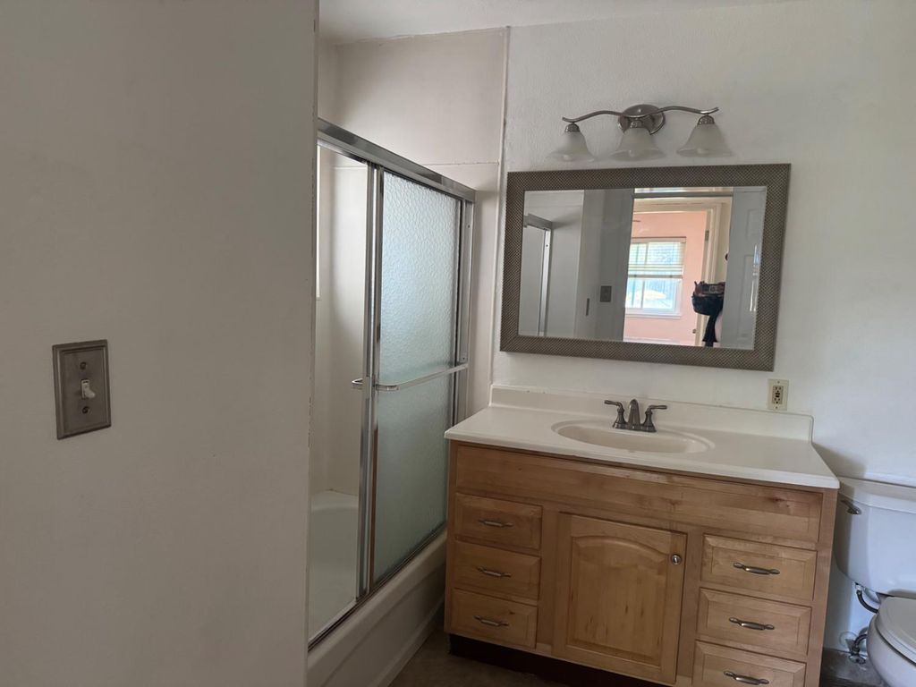 Image 15 of property listing at 4656 N 5th Street, Fresno, CA 93726