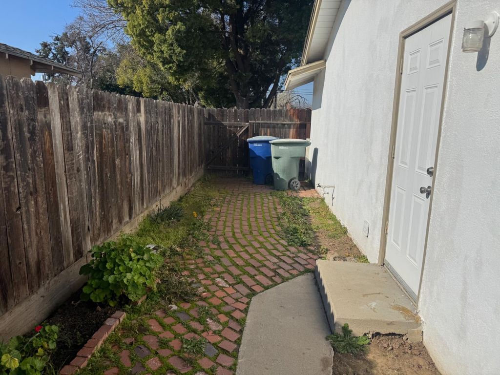 Image 17 of property listing at 4656 N 5th Street, Fresno, CA 93726