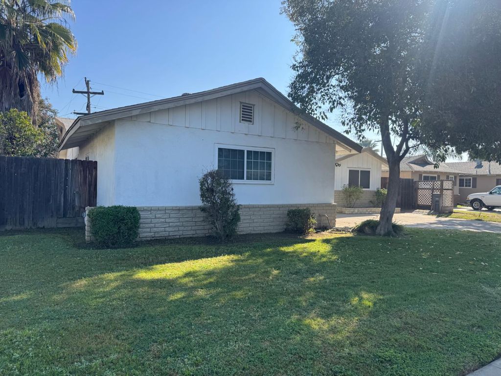 Image 2 of property listing at 4656 N 5th Street, Fresno, CA 93726