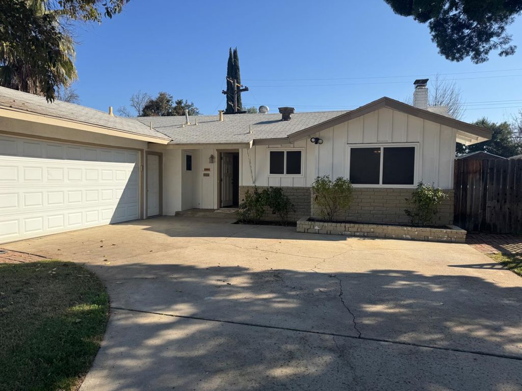 Image 3 of property listing at 4656 N 5th Street, Fresno, CA 93726