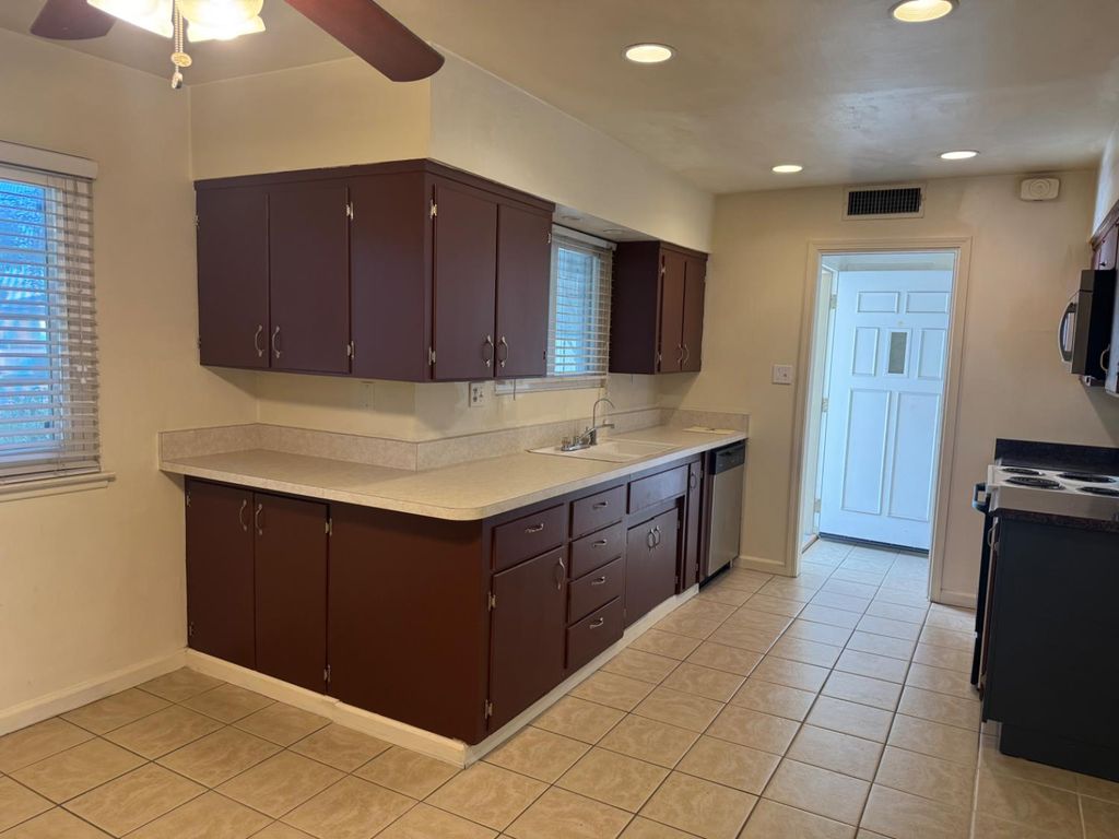 Image 6 of property listing at 4656 N 5th Street, Fresno, CA 93726