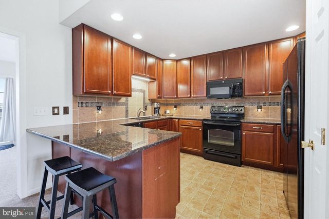 505 N BURBERRY LN, Mount Wolf, PA 17347