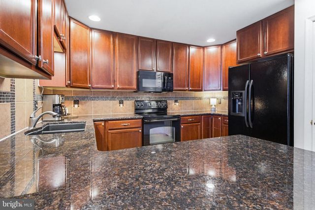 505 N BURBERRY LN, Mount Wolf, PA 17347