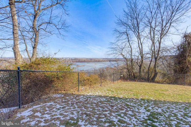 505 N BURBERRY LN, Mount Wolf, PA 17347