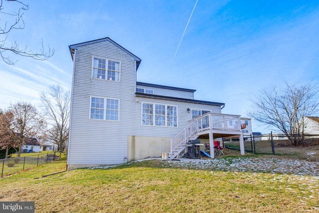505 N BURBERRY LN, Mount Wolf, PA 17347