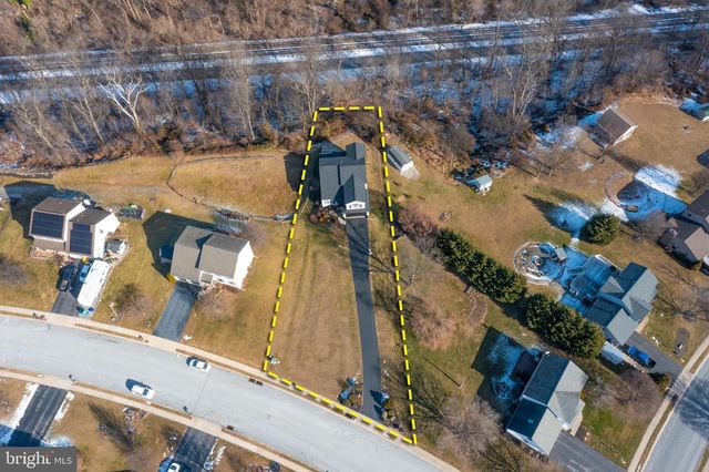 505 N BURBERRY LN, Mount Wolf, PA 17347