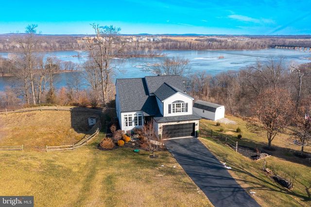 505 N BURBERRY LN, Mount Wolf, PA 17347