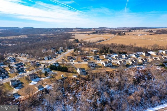 505 N BURBERRY LN, Mount Wolf, PA 17347