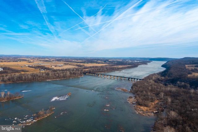 505 N BURBERRY LN, Mount Wolf, PA 17347