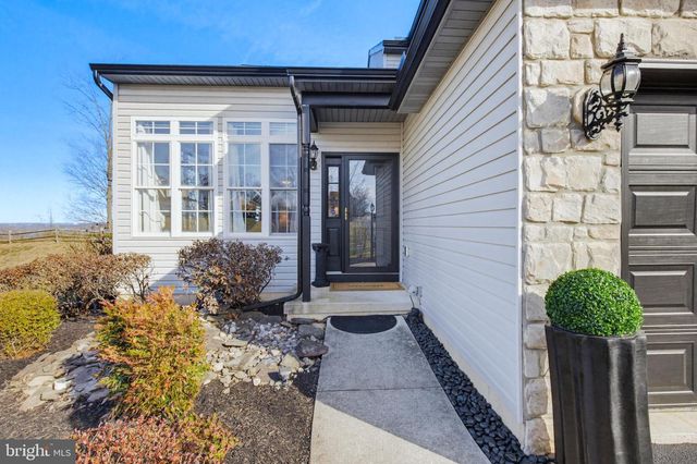 505 N BURBERRY LN, Mount Wolf, PA 17347