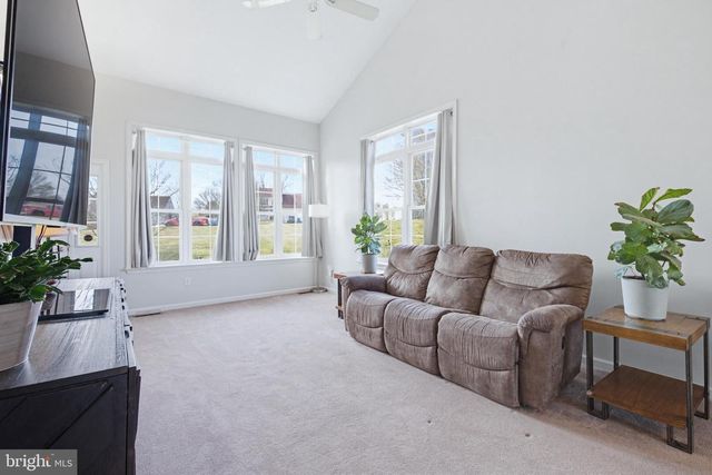 505 N BURBERRY LN, Mount Wolf, PA 17347