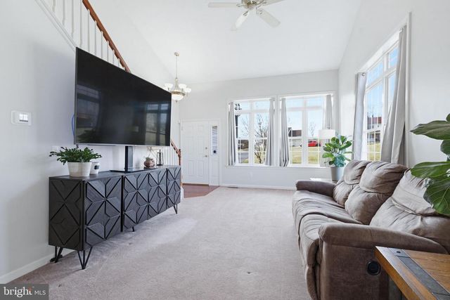 505 N BURBERRY LN, Mount Wolf, PA 17347