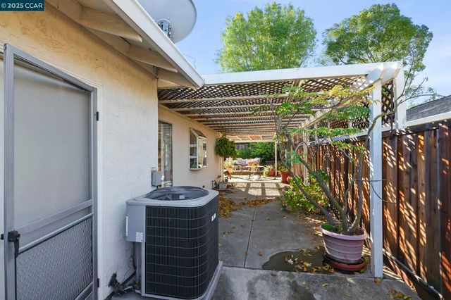 1701 Pine Ct, Oakley, CA 94561