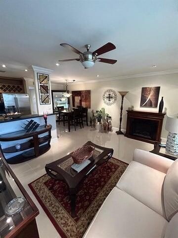 9141 Sunrise Lakes Boulevard 208, Sunrise, FL 33322