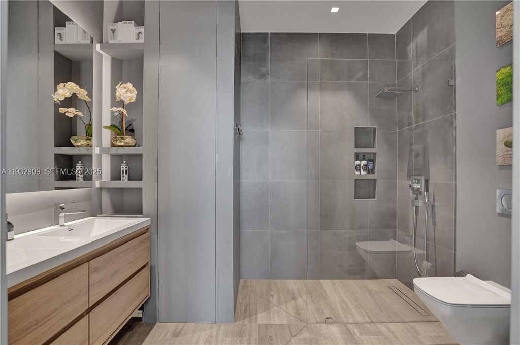 Image 18 of property listing at 725 NE 22nd St PH1A, Miami, FL 33137